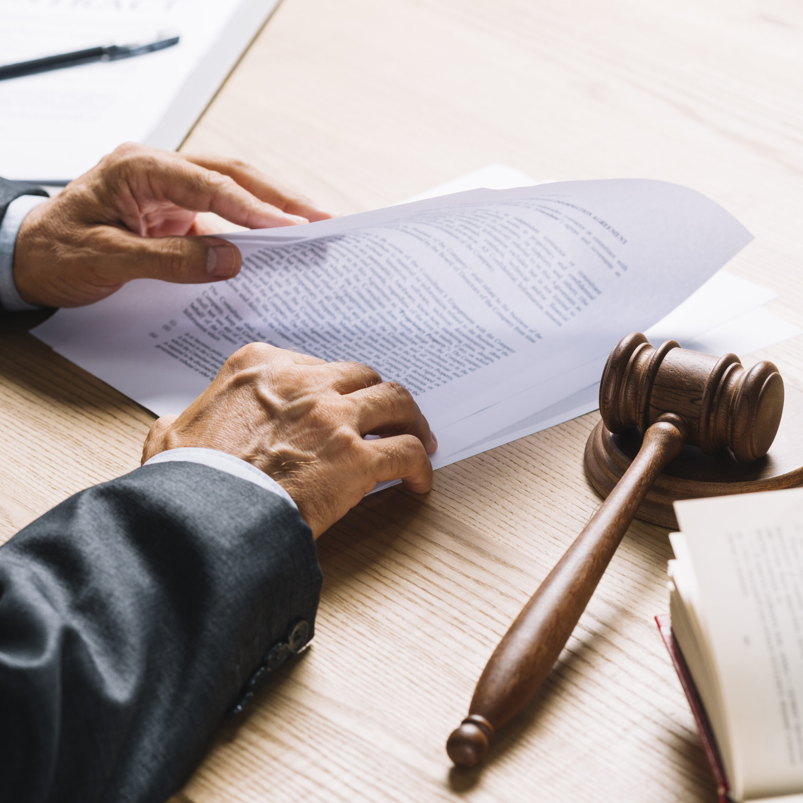 Representación de medidas cautelares en derecho procesal civil y mercantil, incluyendo embargo, secuestro y arraigo, como garantías en procesos judiciales.