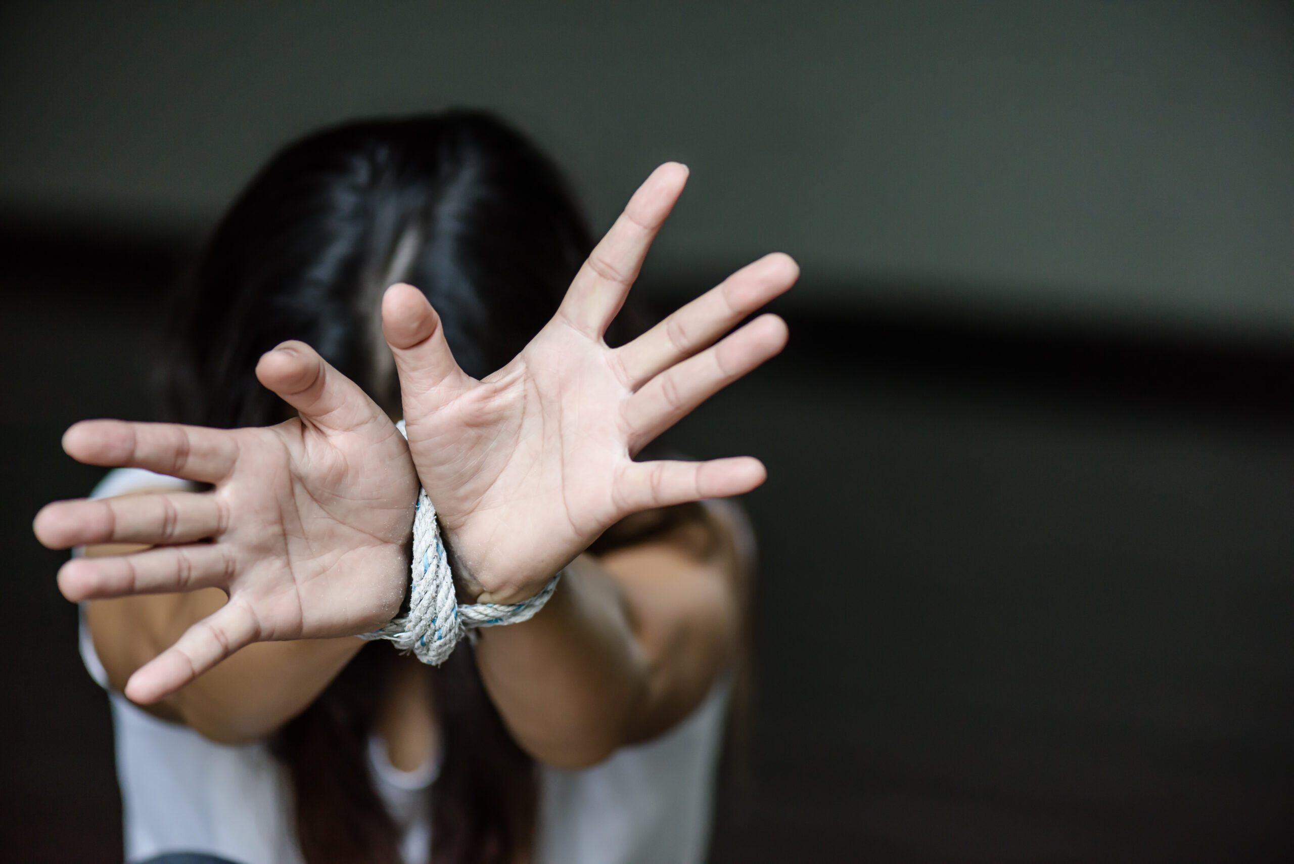 Representación de la Ley Contra el Femicidio y la Violencia Contra la Mujer, mostrando justicia y apoyo solidario para erradicar la violencia de género.