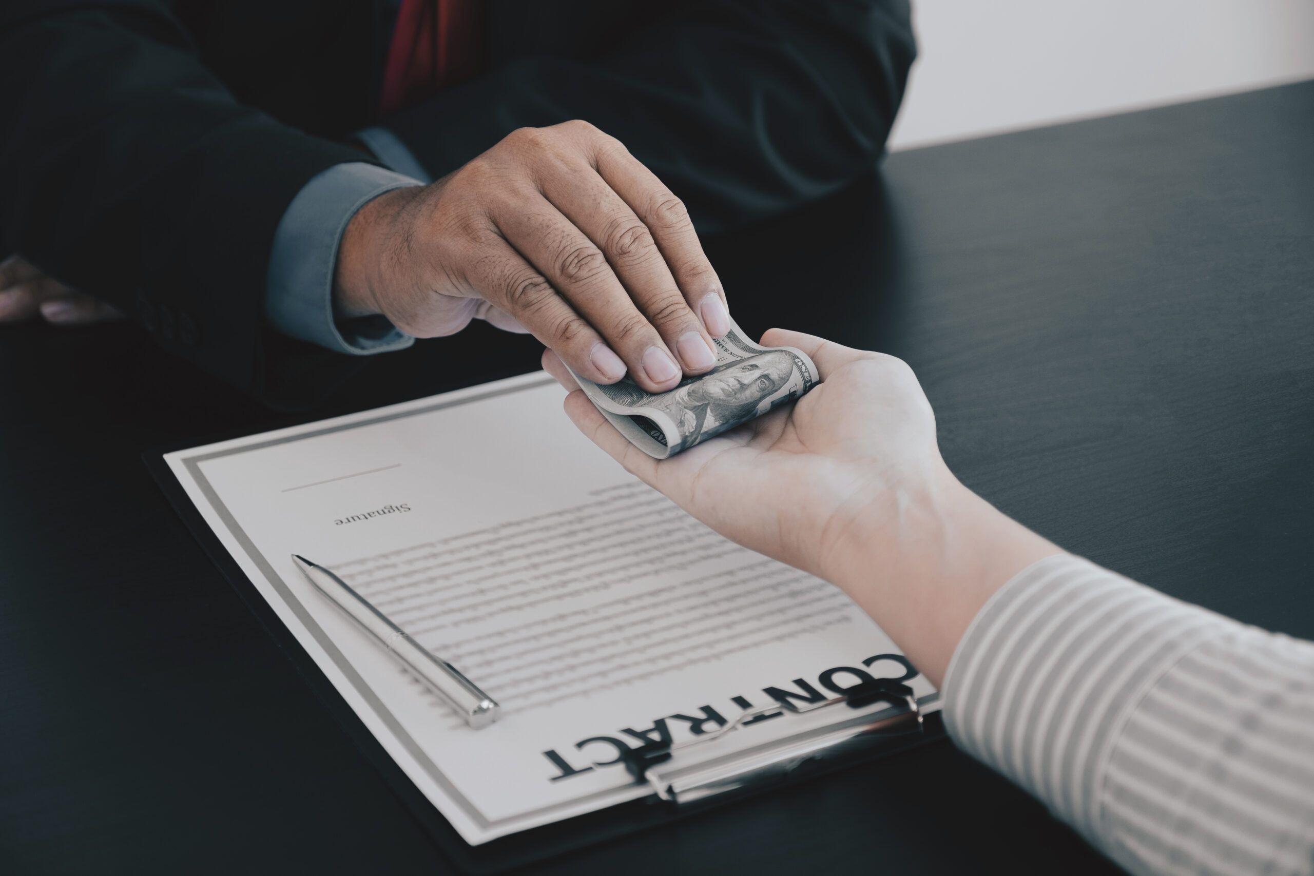 Ilustración de un empleador entregando un cheque de indemnización a un trabajador, representando la compensación económica en Guatemala.