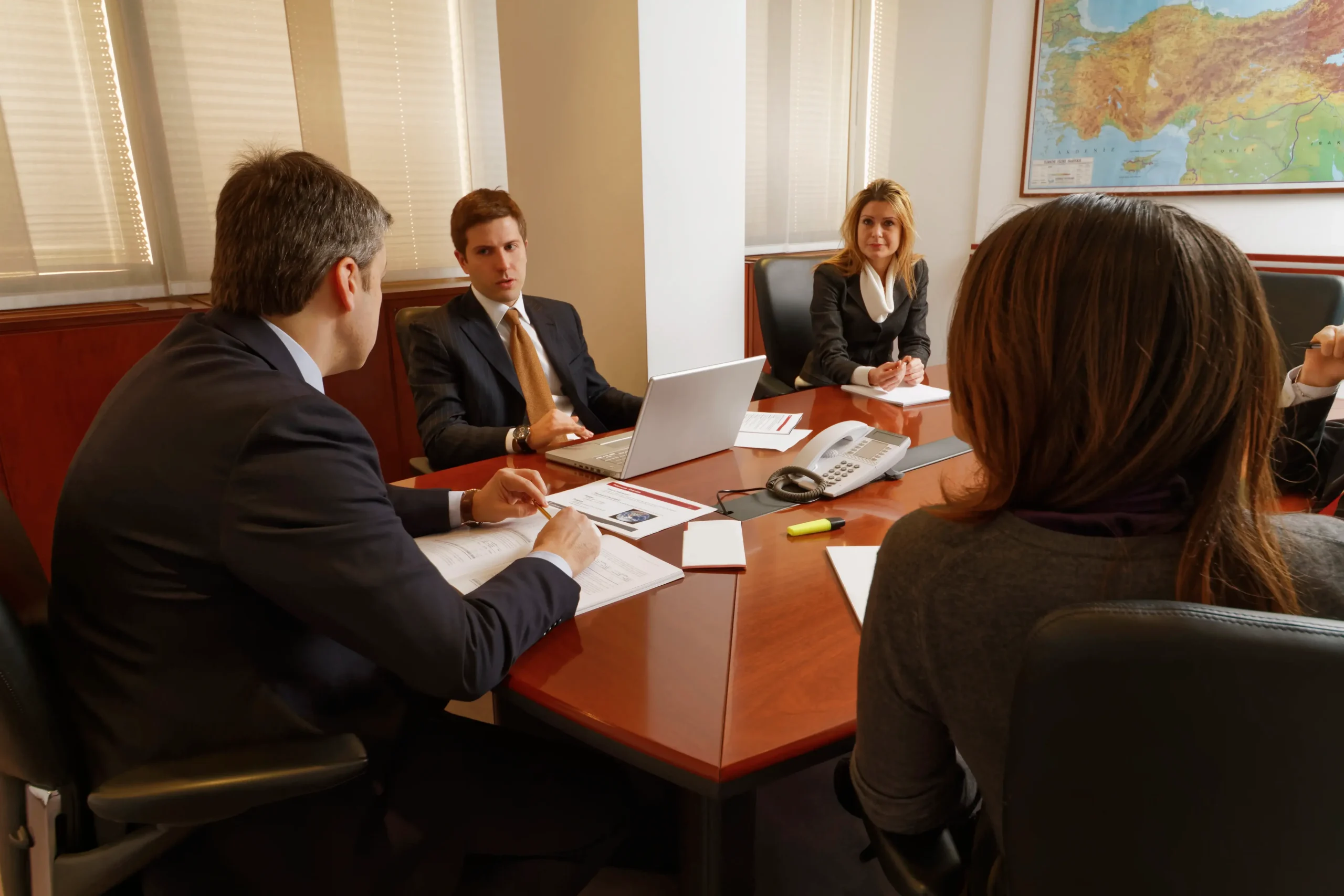 Asamblea de socios en proceso de liquidación parcial de sociedad anónima en Guatemala